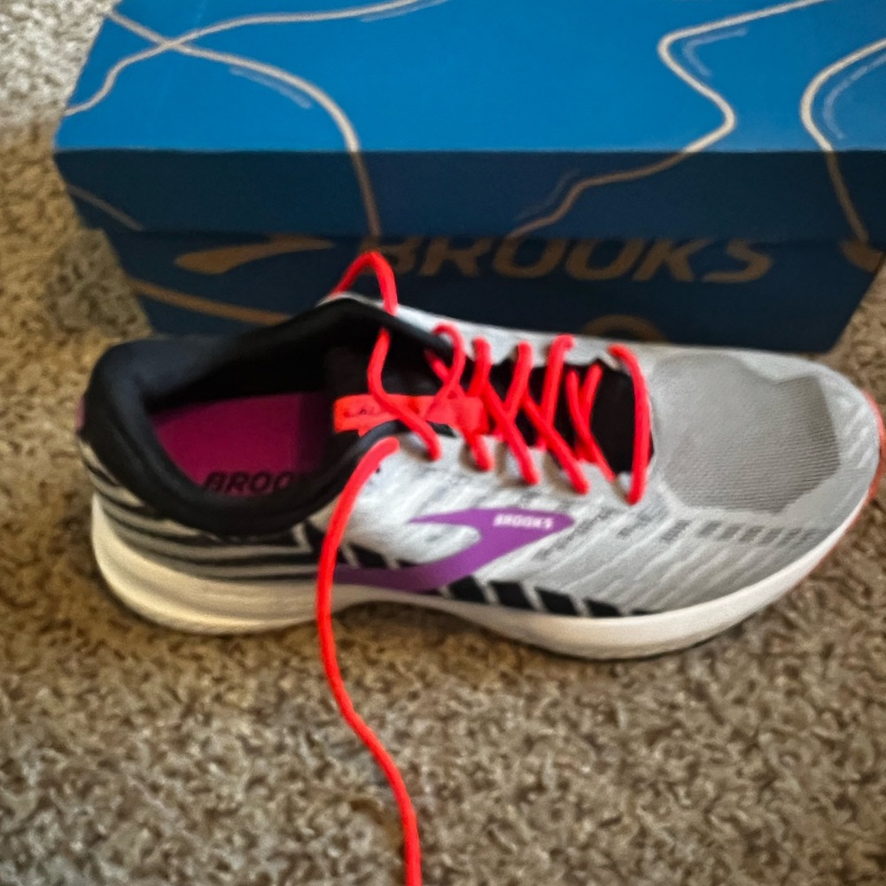 Brooks Launch 6 size 10 running shoe brand new